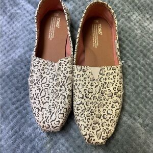 TOMS Women's Cream and Black Leopard Flats